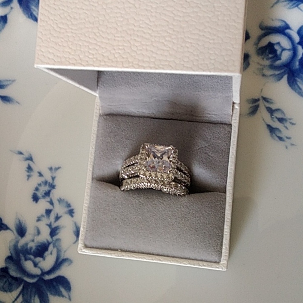 Like new Sterling silver two set ring